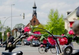 Fahrräder, Fußgänger und Autos in Oldenburg. Foto: Peter Duddek