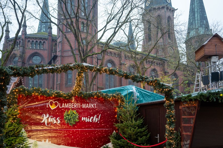 Der Fotopoint „Kuss unter dem Mistelzweig“ auf dem Lamberti-Markt 2025. Foto: Sascha Stüber