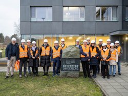 Der Ausschuss für Wirtschaftsförderung besichtigte die Firma Rhein-Umschlag im Oldenburger Hafen. Foto: Sascha Stüber