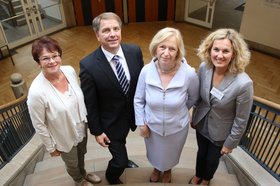 Oberbürgermeister Jürgen Krogmann und Ministerin Wanka mit Gabriela Kaboth-Freytag und Monika Engelmann-Bölts, dem Leistungsteam der Agentur :ehrensache. Foto: Markus Hibbeler Oberbürgermeister Jürgen Krogmann und Ministerin Wanka mit Gabriela Kaboth-Freytag und Monika Engelmann-Bölts, dem Leistungsteam der Agentur :ehrensache. Foto: Markus Hibbeler
