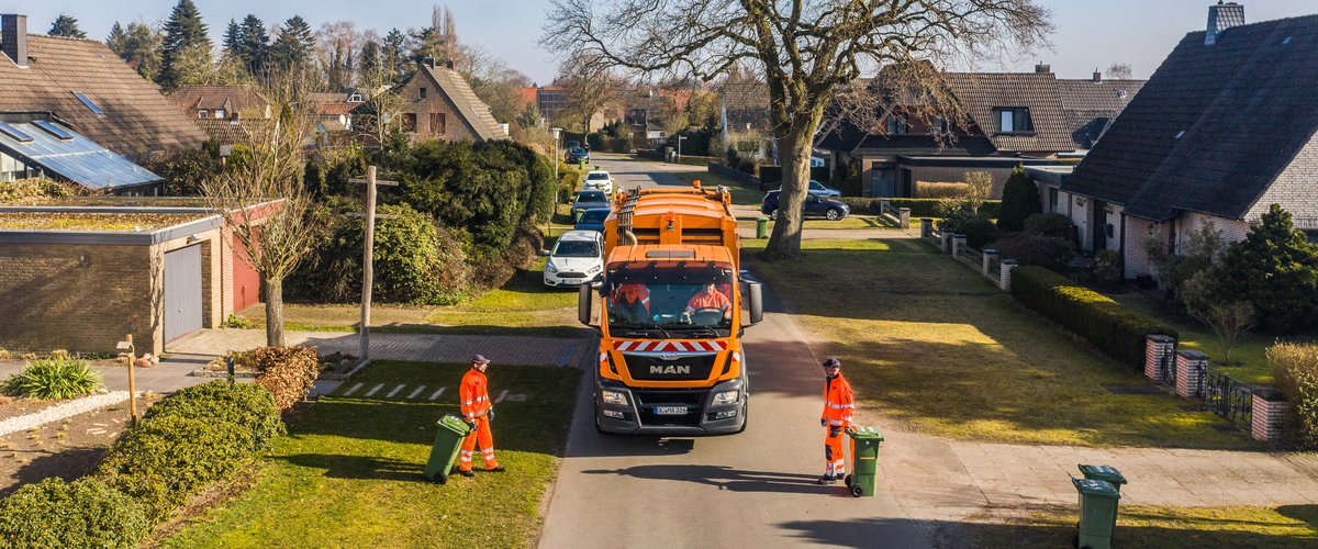 Abfallsammelfahrzeug in einer Siedlung. Foto: Mohssen Assanimoghaddam