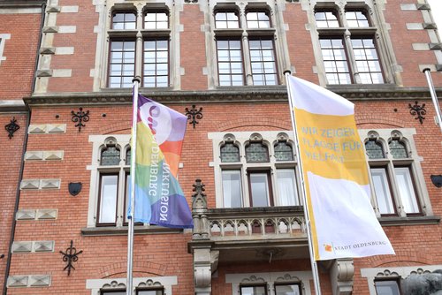Am Alten Rathaus und an zahlreichen Gebäuden in Oldenburg hängen bis zum 29. Mai Flaggen mit dem Logo der Charta der Vielfalt. Foto: Stadt Oldenburg