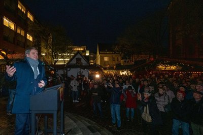 Lamberti-Engel Mila mit ihrem Geschenk. Foto: Sascha Stüber