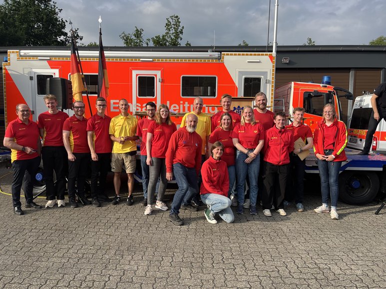 Die Hilfsorganisationen selbst und die Berufsfeuerwehr dankte den Ehrenamtlichen und händigte die Ehrennadeln des Landes Niedersachsen aus. Foto: THW/MarioFilsinger