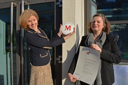Dr. Jutta Moster-Hoos (l.) und Dr. Sabine Siebel mit der frisch verliehenen Plakette sowie Urkunde des Museumsgütesiegels vor dem Horst-Janssen-Museum. Dr. Jutta Moster-Hoos (l.) und Dr. Sabine Siebel mit der frisch verliehenen Plakette sowie Urkunde des Museumsgütesiegels vor dem Horst-Janssen-Museum.