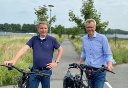 Eröffneten den Ole Karkpadd mit dem Fahrrad (von links): Oberbürgermeister Jürgen Krogmann und Wiefelstedes Bürgermeister Jörg Pieper. Foto: Stadt Oldenburg