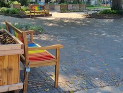 Die beiden Regenbogenbänke im Oldenburger Heiligengeistpark laden zum Entspannen und Verweilen ein. Foto: Stadt Oldenburg Die beiden Regenbogenbänke im Oldenburger Heiligengeistpark laden zum Entspannen und Verweilen ein. Foto: Stadt Oldenburg