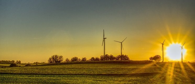 Ein Feld mit Windrädern im Sonnenuntergang. Foto: Markus Distelrath/Pixabay