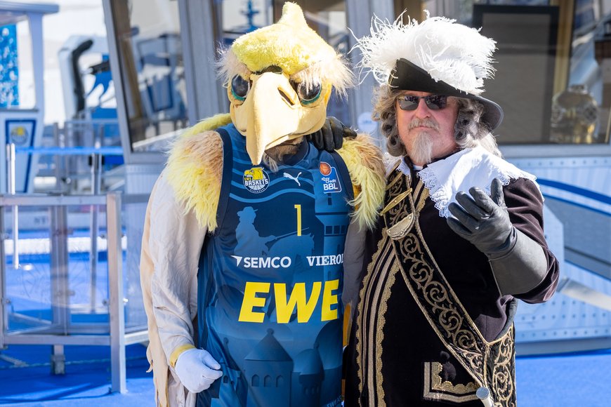 Donnervogel HUBIRD und Graf-Anton-Günther beim Presserundgang zum Kramermarkt 2025. Foto: Sascha Stüber