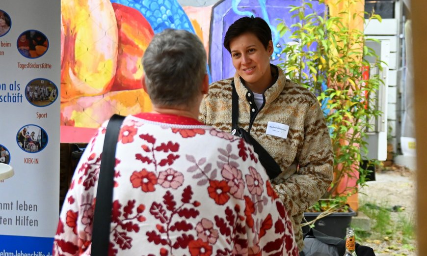 Zwei Frauen unterhalten sich am Stehtisch. Foto: Robert Gertzen