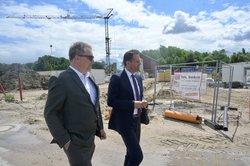 Oberbürgermeister Jürgen Krogmann und Umweltminister Lies vor einer Baustelle auf dem Fliegerhorst. Foto: Sascha Stüber