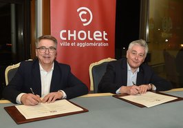 Oberbürgermeister Jürgen Krogmann und Bürgermeister Gilles Bourdouleix unterzeichnen erneut eine Urkunde zur Bestärkung der bestehenden Städtepartnerschaft. Foto: Stadt Oldenburg