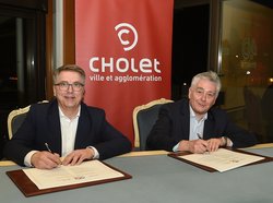 Oberbürgermeister Jürgen Krogmann und Bürgermeister Gilles Bourdouleix unterzeichnen erneut eine Urkunde zur Bestärkung der bestehenden Städtepartnerschaft. Foto: Stadt Oldenburg