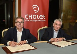 Oberbürgermeister Jürgen Krogmann und Bürgermeister Gilles Bourdouleix unterzeichnen erneut eine Urkunde zur Bestärkung der bestehenden Städtepartnerschaft. Foto: Stadt Oldenburg
