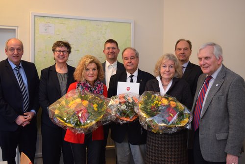 Dank und Anerkennung für die Arbeit der Schiedsleute: (von links) Michael Lorenz, Silke Meyn, Beate Iwan, Christian Aster, Rolf F. Müller, Gabriele Kopka-Paetzke,  Hans-Ulrich Heyer,  und Reinhard Kropp. Foto: Stadt Oldenburg.
