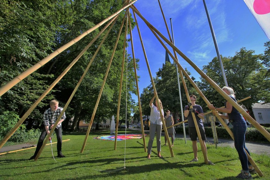 Das Gestänge wird aufgebaut. Foto: Werner Ufferhardt.