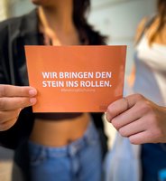 Postkarte mit Text: Wir bringen den Stein ins Rollen. Foto: Stadt Oldenburg
