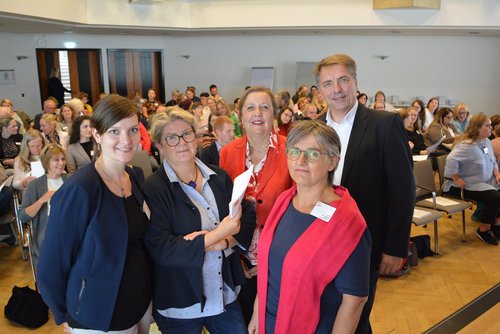 Freuen sich über die gute Resonanz des Programms „Frauen. Macht. Demokratie“ des Landes Niedersachsen (von links): Wiebke Oncken, Dr. Uta Maritta Biermann, Sabine Schicke, Almut von Woedtke, OB Jürgen Krogmann. Foto: Stadt Oldenburg