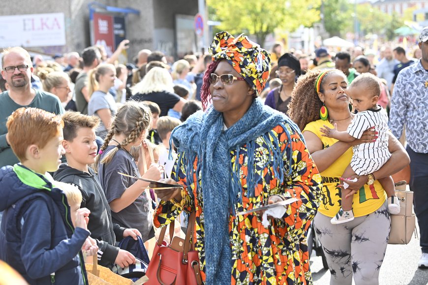 Teilnehmende und Zuschauende beim Kramermarktsumzug. Foto: Sascha Stüber