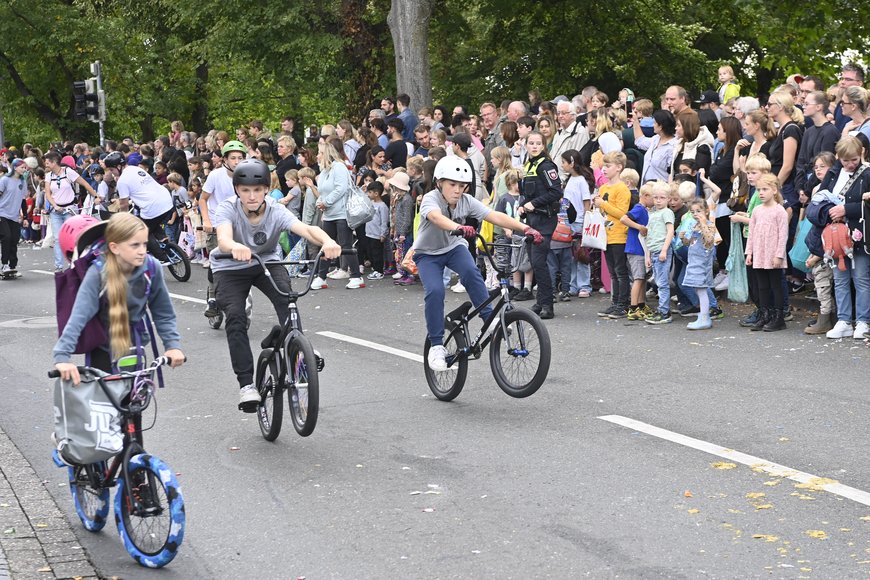 BMX-Fahrende beim Kramermarktsumzug. Foto: Sascha Stüber