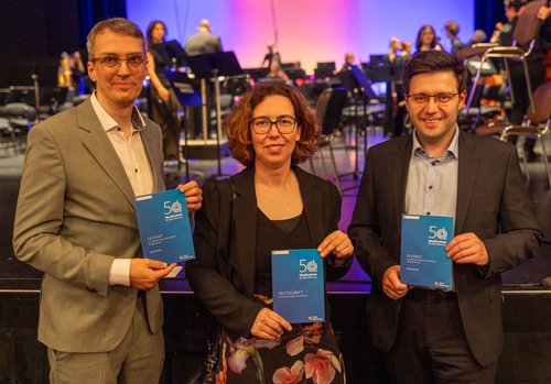 Kulturdezernent Holger Denckmann, Corinna Fischer, Leiterin der Abteilung Kultur und Erwachsenenbildung im Niedersächsischen Ministerium für Wissenschaft und Kultur, und Musikschulleiter Dimitri Melnik (v.l.). Foto: Sascha Stüber Kulturdezernent Holger Denckmann, Corinna Fischer, Leiterin der Abteilung Kultur und Erwachsenenbildung im Niedersächsischen Ministerium für Wissenschaft und Kultur, und Musikschulleiter Dimitri Melnik (v.l.) feierten im Oldenburgischen Staatstheater das 50-jährige Bestehen der Musikschule der Stadt Oldenburg. Foto: Sascha Stüber