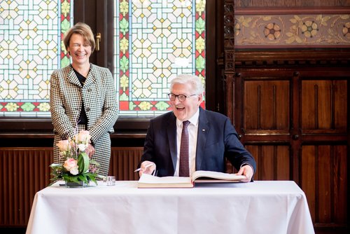 Bundespräsident Frank-Walter Steinmeier trug sich gut gelaunt im Rathaus mit seiner Frau Elke Büdenbender ins Goldene Buch der Stadt Oldenburg ein.  Foto: Hauke-Christian Dittrich