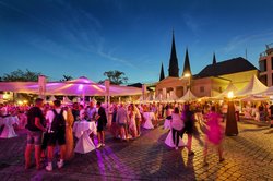 Essen am Schloss 2022 auf dem Schlossplatz in Oldenburg. Foto: Hans-Jürgen Zietz