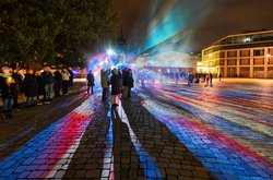 Künsterische Illumination auf dem Oldenburger Schlossplatz. Foto: Hans-Jürgen Zietz