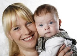 Mutter mit Baby. Foto: Lisa Schwarz/Pixelio