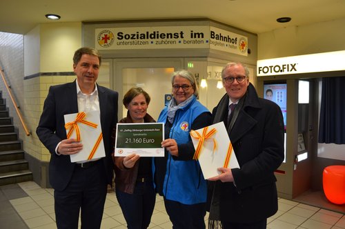 von links: Oberbürgermeister Jürgen Krogmann, Dr. Pia Winter (Geschäftsführerin Elterninitiative krebskranker Kinder Oldenburg e.V.), Doris Vogel-Grunwald (Leiterin Bahnhofsmission), Thomas Feld (Kaufmännischer Vorstand Diakonie Oldenburg). Foto: Sta von links: Oberbürgermeister Jürgen Krogmann, Dr. Pia Winter (Geschäftsführerin Elterninitiative krebskranker Kinder Oldenburg e.V.), Doris Vogel-Grunwald (Leiterin Bahnhofsmission), Thomas Feld (Kaufmännischer Vorstand Diakonie Oldenburg). Foto: Sta