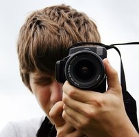 Junger Mann mit Kamera. Foto: gozdeo/sxc.hu