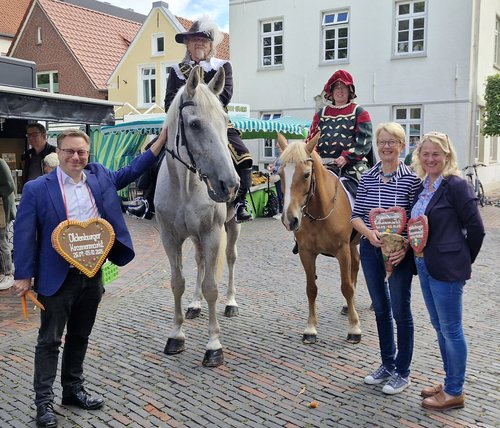Archivfoto vom Werberitt anlässlich des Oldenburger Kramermarkts in die Stadt Jever aus dem Jahr 2025. Foto: Stadt Oldenburg Archivfoto vom Werberitt anlässlich des Oldenburger Kramermarkts in die Stadt Jever aus dem Jahr 2025. Foto: Stadt Oldenburg