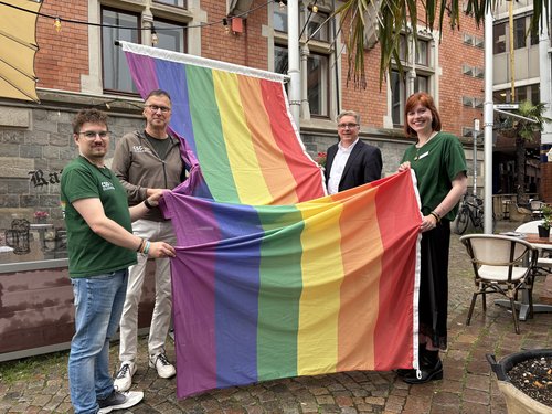 Oberbürgermeister Jürgen Krogmann (2. von rechts) hisste die Regenbogenflagge am Alten Rathaus gemeinsam mit Thomas Sieverding (2. von links), Julian Kahler (1. von links) und Lara Frölje (1. von rechts) vom CSD Oldenburg e. V. Foto: Stadt Oldenburg Foto: Stadt Oldenburg