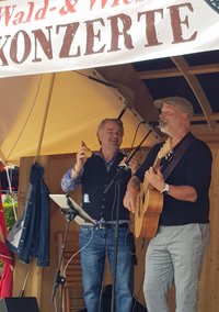 Mittagskonzert mit Markus Gahlen (rechts) auf dem Waffenplatz. Sebastian Netta (links) begleitete den Sänger spontan. Foto: Stadt Oldenburg
