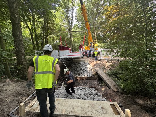 Maßarbeit war gefragt, um Deutschlands erste Modulbrücke aus Carbonbeton zu montieren. Foto: Sascha Stüber