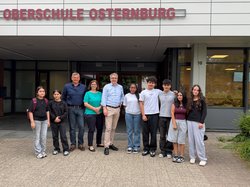 Oberbürgermeister Jürgen Krogmann mit Schülervertreterinnen und Schülervertreter der OBS Osternburg sowie Schulleiter Sven Winkler und seine Vertreterin Rebecca Kins Foto: Stadt Oldenburg Oberbürgermeister Jürgen Krogmann mit Schülervertreterinnen und Schülervertreter der OBS Osternburg sowie Schulleiter Sven Winkler und seine Vertreterin Rebecca Kins Foto: Stadt Oldenburg