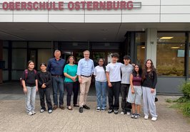 Oberbürgermeister Jürgen Krogmann mit Schülervertreterinnen und Schülervertreter der OBS Osternburg sowie Schulleiter Sven Winkler und seine Vertreterin Rebecca Kins  Foto: Stadt Oldenburg