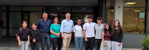 Oberbürgermeister Jürgen Krogmann mit Schülervertreterinnen und Schülervertretern der OBS Osternburg sowie Schulleiter Sven Winkler und seine Vertreterin Rebecca Kins  Foto: Stadt Oldenburg