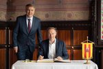 Bundesfinanzminister Christian Lindner trug sich im Beisein von Oberbürgermeister Jürgen Krogmann ins Goldene Buch der Stadt ein. Foto: Mohssen Assanimoghaddam