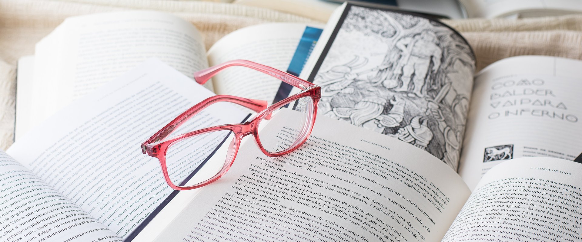 Brille und Bücher. Foto: Ana Paula Feriani/Pixabay