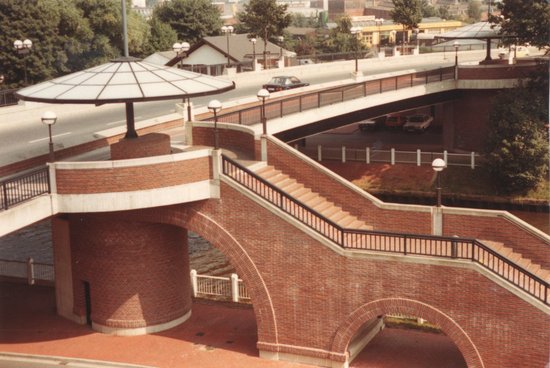 Amalienbrücke in den 1980er Jahren: Die beiden Unterstände mit ihren Schirmmasten in ihrer ursprünglichen Ausführung stehen bis heute auf der Amalienbrücke – nach mehr als vier Jahrzehnten werden sie nun saniert. Foto: Stadt Oldenburg Foto: Stadt Oldenburg