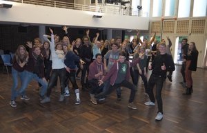 Die Schülerinnen und Schüler toben sich im PFL aus. Foto: Volker Georg Die Schülerinnen und Schüler toben sich im Veranstaltungssaal des Kulturzentrums PFL aus. Foto: Volker Georg