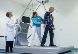 So wird das Gleichgewicht älterer Menschen trainiert: Das inForum stellt am 4. Dezember im Kulturzentrum PFL ein innovatives Laufbandtraining zur Sturzprävention vor. Foto: Reha-Zentrum Oldenburg