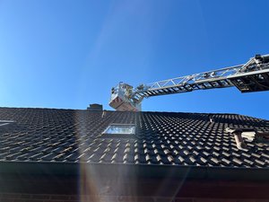 Ein Kollege der Feuerwehr Oldenburg nähert sich mit der Drehleiter der Katze, die auf dem Schornstein sitzt. Foto: Feuerwehr Oldenburg