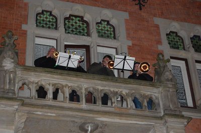 Posaunenbläser auf dem Balkon des Alten Rathauses während der Eröffnung des Lamberti-Marktes. Bild Stadt Oldenburg