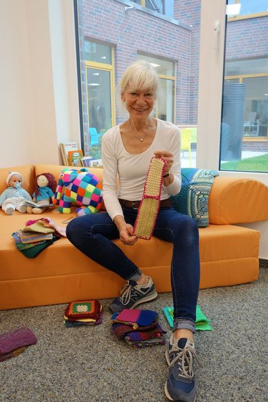 Ute Lennartz-Lembeck mit Lasche fürs „Tipi“. Foto: Stadt Oldenburg.