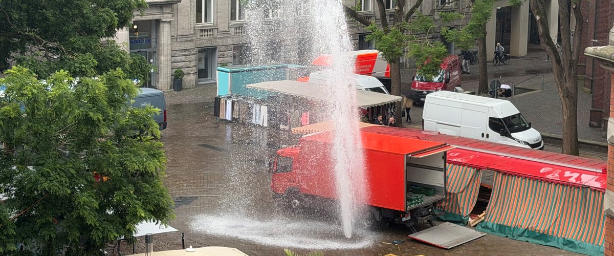 Unerwartete Wasserfontäne auf dem Rathausmarkt. Foto: Stadt Oldenburg