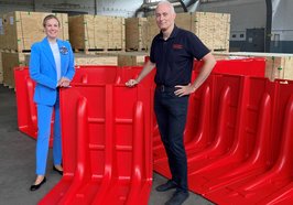 Erste Stadträtin Dr. Julia Figura und Feuerwehr-Chef Jens Spekker mit dem mobilen Hochwasserschutzsystem. Foto: Stadt Oldenburg