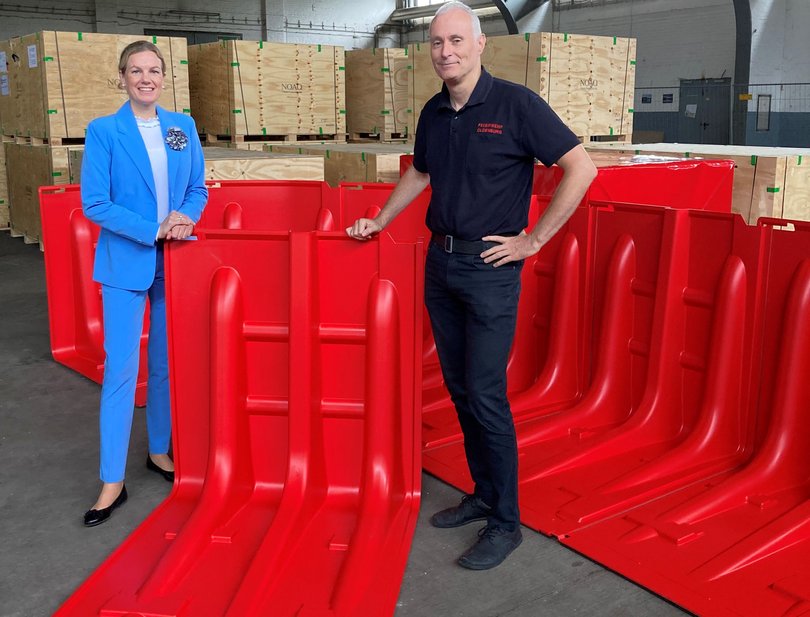 Erste Stadträtin Dr. Julia Figura und Feuerwehr-Chef Jens Spekker mit dem mobilen Hochwasserschutzsystem. Foto: Stadt Oldenburg