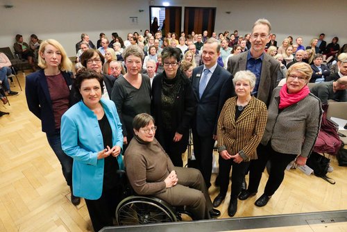 Diskutierten im vollbesetzten PFL über das Thema Pflege: (vorne, von links) Sozialministerin Dr. Carola Reimann, Brigitte Käser (AOK) sowie (hinten, von links) Friederike Oltmer (Bündnis Pflege), Sozialdezernentin Dagmar Sachse, Landtagsabgeordnete Hanna Naber, Brigitte Käser (AOK), Dorothee Jürgensen (DGB), Dr. Thorsten Müller (Agentur für Arbeit), Corinna Schroth (VdK), Sozialamtsleiter Bernd-Günter Schwabe und Bürgermeisterin Germaid Eilers-Dörfler. Foto: Martin Remmers